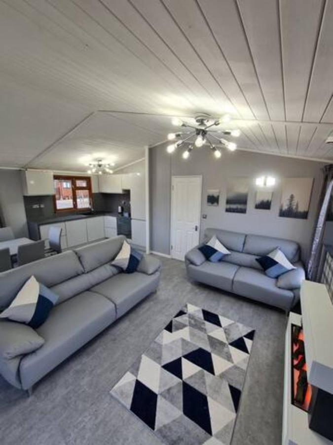 4 Bed Luxury Lodge With Hot Tub Near Lake District Warton Exterior foto