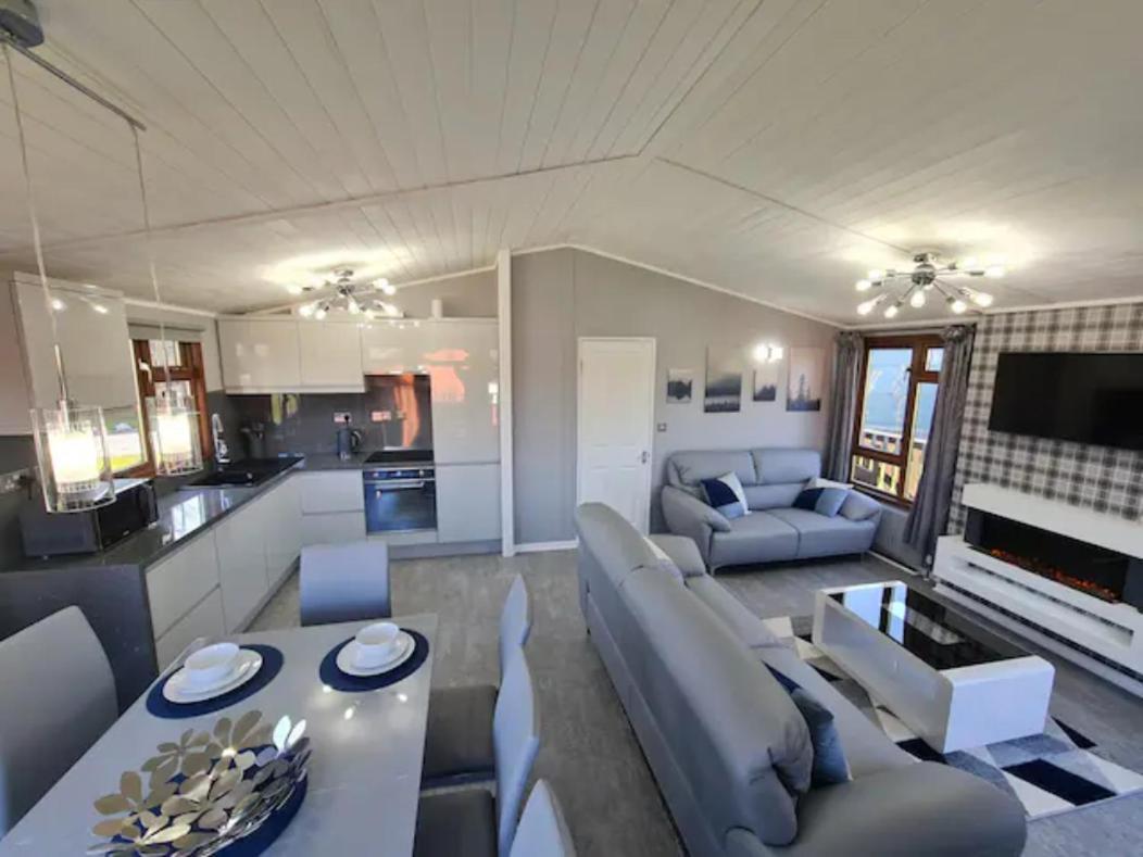 4 Bed Luxury Lodge With Hot Tub Near Lake District Warton Exterior foto
