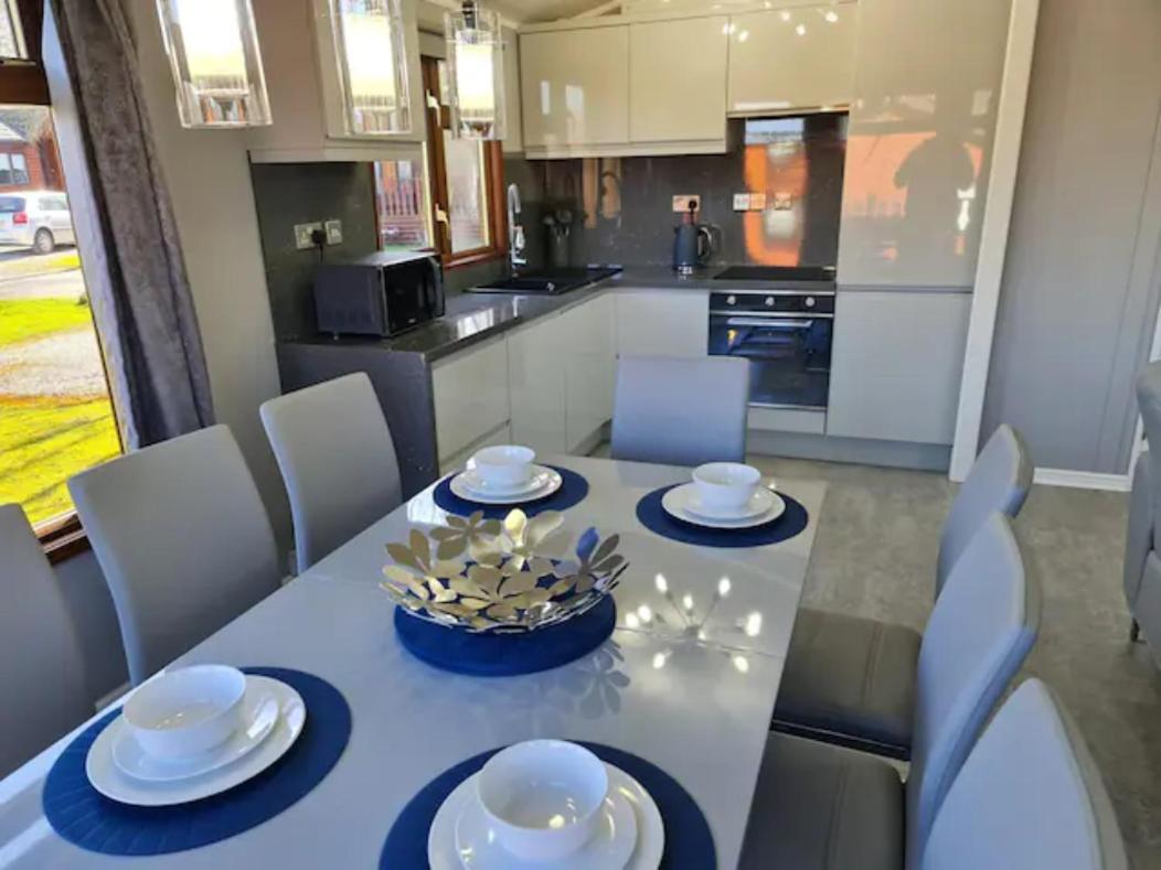 4 Bed Luxury Lodge With Hot Tub Near Lake District Warton Exterior foto
