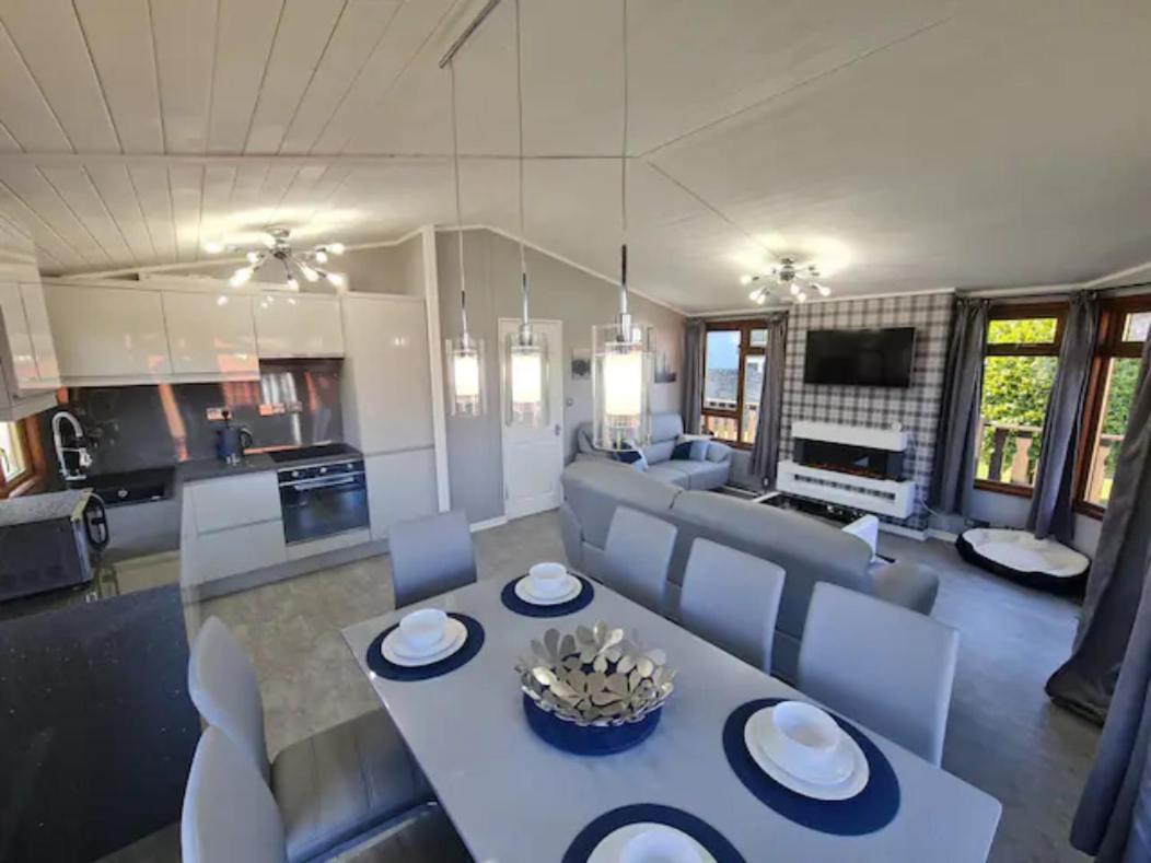 4 Bed Luxury Lodge With Hot Tub Near Lake District Warton Exterior foto