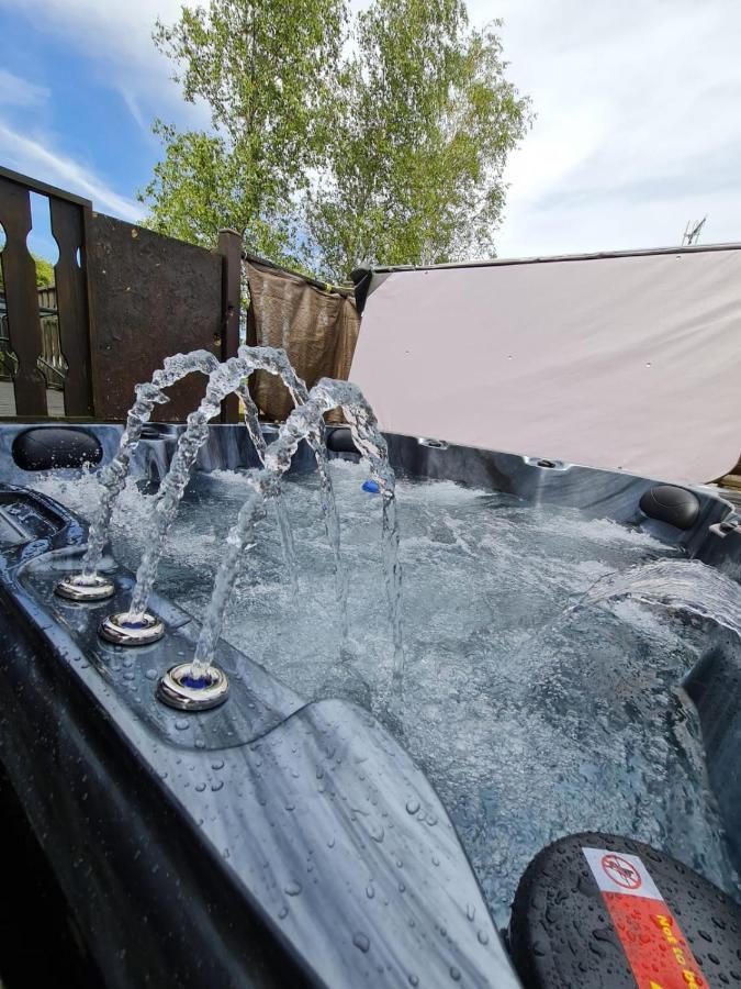 4 Bed Luxury Lodge With Hot Tub Near Lake District Warton Exterior foto