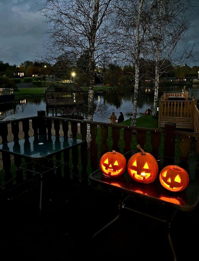 4 Bed Luxury Lodge With Hot Tub Near Lake District Warton Exterior foto