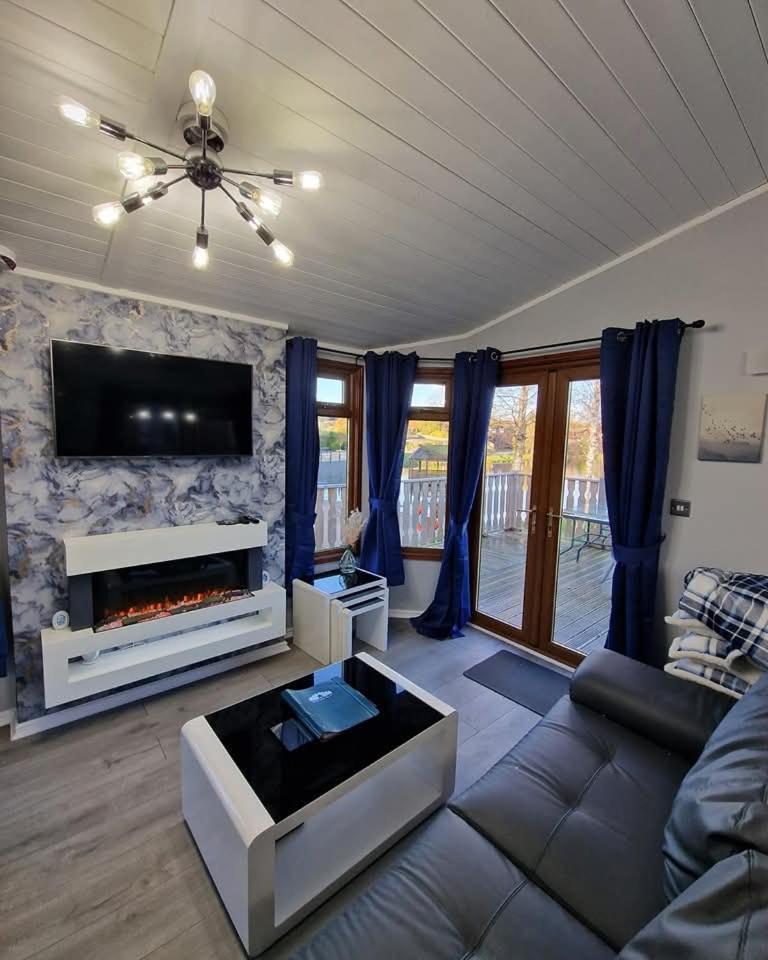 4 Bed Luxury Lodge With Hot Tub Near Lake District Warton Exterior foto